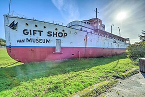 Smith River Vintage Cabin: Oceanfront Deck + Views