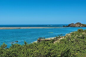 Smith River Vintage Cabin: Oceanfront Deck + Views