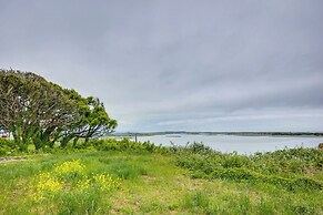 Smith River Vintage Cabin: Oceanfront Deck + Views