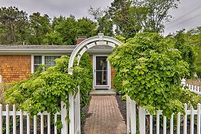 Charming Hyannis Cottage: 1 Mi to Beach!