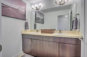 Spacious Denver Townhome Near Central Park!