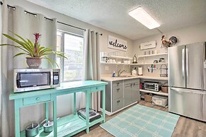 Sunny Central Condo: Lanai & Community Pool Access