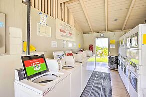 Sunny Central Condo: Lanai & Community Pool Access