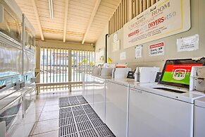 Sunny Central Condo: Lanai & Community Pool Access