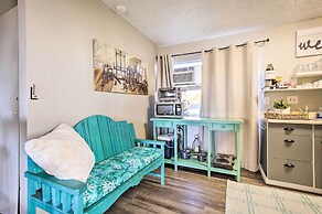 Sunny Central Condo: Lanai & Community Pool Access