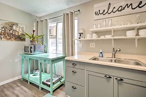 Sunny Central Condo: Lanai & Community Pool Access