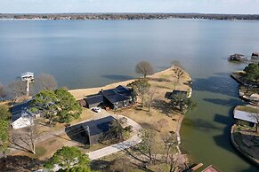 Stunning Lakefront Getaway With Upscale Amenities!