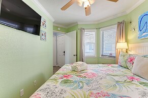 Beachside Condo w/ Pool & Hot Tub in Galveston!