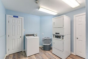 Beachside Condo w/ Pool & Hot Tub in Galveston!