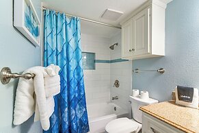 Beachside Condo w/ Pool & Hot Tub in Galveston!