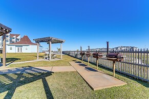 Beachside Condo w/ Pool & Hot Tub in Galveston!