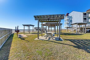 Beachside Condo w/ Pool & Hot Tub in Galveston!