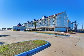 Beachside Condo w/ Pool & Hot Tub in Galveston!