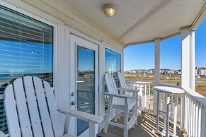 Beachside Condo w/ Pool & Hot Tub in Galveston!