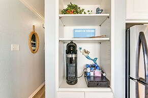Beachside Condo w/ Pool & Hot Tub in Galveston!