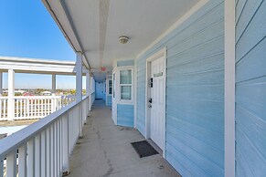 Beachside Condo w/ Pool & Hot Tub in Galveston!