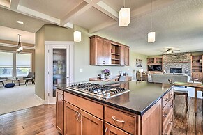 Incredible Oregon Retreat w/ Private Hot Tub!