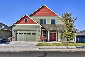 Incredible Oregon Retreat w/ Private Hot Tub!