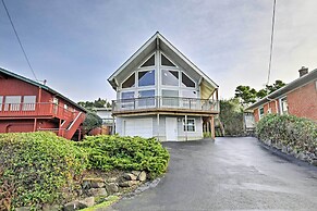Logan Road Lookout, Lincoln City Home w/ Game Room