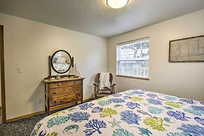 Logan Road Lookout, Lincoln City Home w/ Game Room