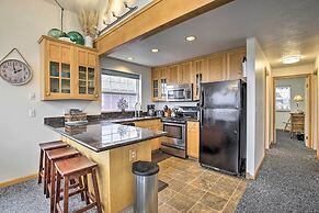 Logan Road Lookout, Lincoln City Home w/ Game Room