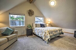 Logan Road Lookout, Lincoln City Home w/ Game Room