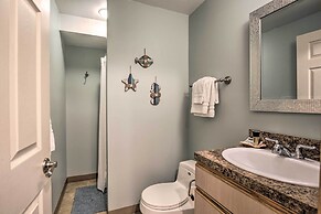 Logan Road Lookout, Lincoln City Home w/ Game Room