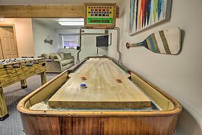 Logan Road Lookout, Lincoln City Home w/ Game Room