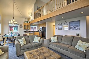 Logan Road Lookout, Lincoln City Home w/ Game Room