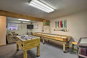 Logan Road Lookout, Lincoln City Home w/ Game Room