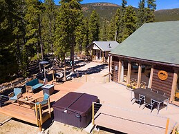 2 Mi to St Marys Glacier: Modern Cabin w/ Hot Tub