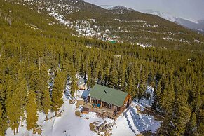 2 Mi to St Marys Glacier: Modern Cabin w/ Hot Tub