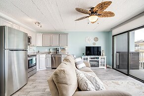 Walk to Shore: Retreat w/ Balcony in Ocean City