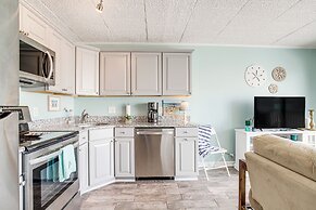 Walk to Shore: Retreat w/ Balcony in Ocean City