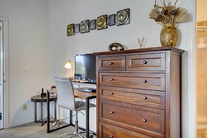 Cozy Kona Coast Apt w/ Lanai ~ 8 Miles to Beach!