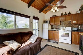 Cozy Kona Coast Apt w/ Lanai ~ 8 Miles to Beach!