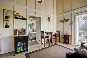 Cozy Kona Coast Apt w/ Lanai ~ 8 Miles to Beach!