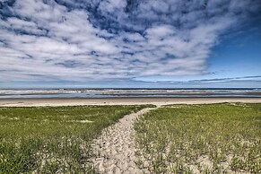Coastal Oregon Retreat w/ Grill: 11 Mi to Astoria!