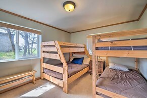 Coastal Oregon Retreat w/ Grill: 11 Mi to Astoria!