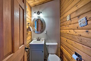 Coastal Oregon Retreat w/ Grill: 11 Mi to Astoria!