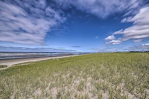 Coastal Oregon Retreat w/ Grill: 11 Mi to Astoria!
