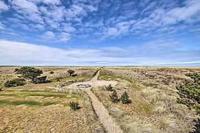 Coastal Oregon Retreat w/ Grill: 11 Mi to Astoria!