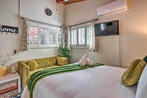 1 Mi to Lake Gregory: Boho Crestline Cabin