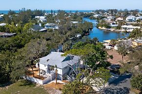 Canal-front Gem w/ Pool & Hot Tub in Anna Maria