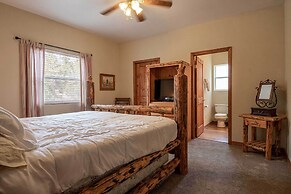 Stunning Ruidoso Cabin w/ Private Hot Tub!