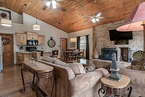 Stunning Ruidoso Cabin w/ Private Hot Tub!
