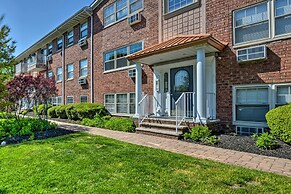 Central & Contemporary NJ Condo: Steps to Shore!