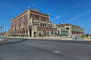 Central & Contemporary NJ Condo: Steps to Shore!