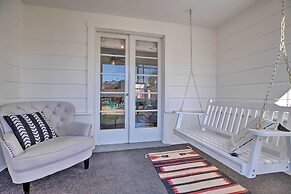 Vintage Bishop House in Downtown w/ Porch Swing!