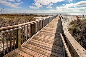 Walk to Beach: Hilton Head Condo w/ Balcony